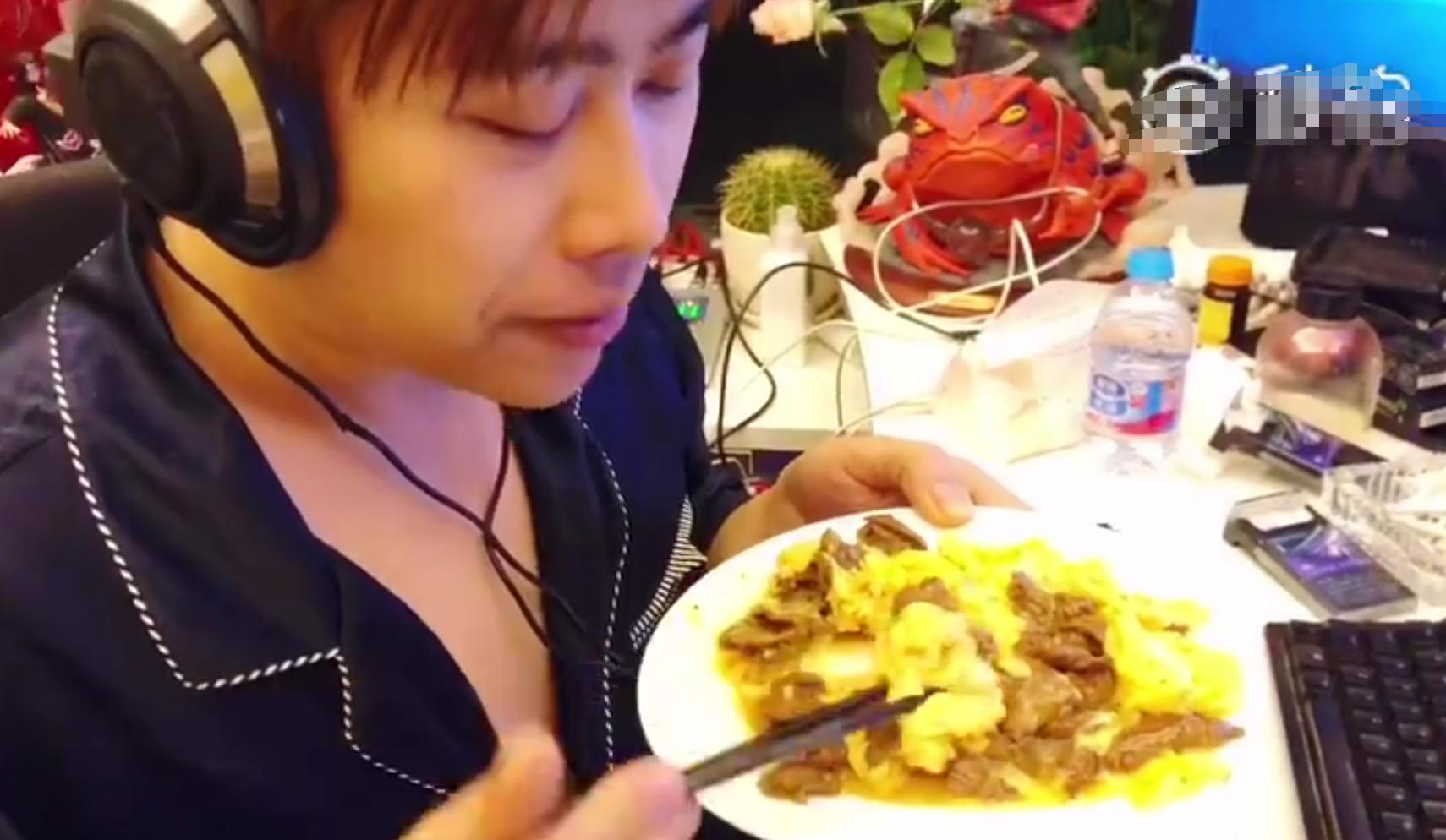 柚柚妹给卢本伟做美食，一个细节让网友感动：确实是真爱了！