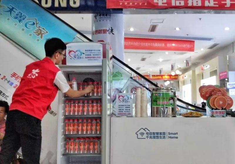 爱心冰柜户外工作者免费送清凉,“爱心冰柜”触发爱心接力