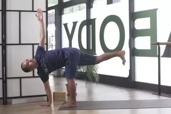 马甲线和什么搭配最好看,瘦马甲线怎么穿好看