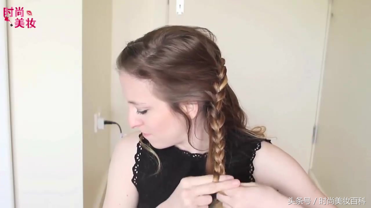 发顶两边辫子发型女2020流行发型,从正面看好看散着的辫子发型