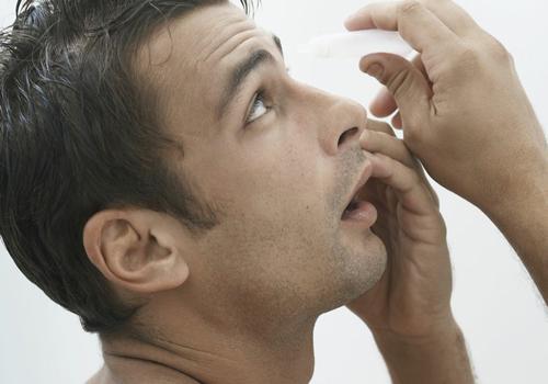 为什么点眼药水嘴巴要张开,滴眼药水为什么