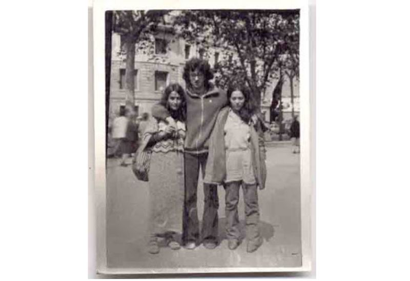 我说,和浪漫主义狗一起,我要留在这儿