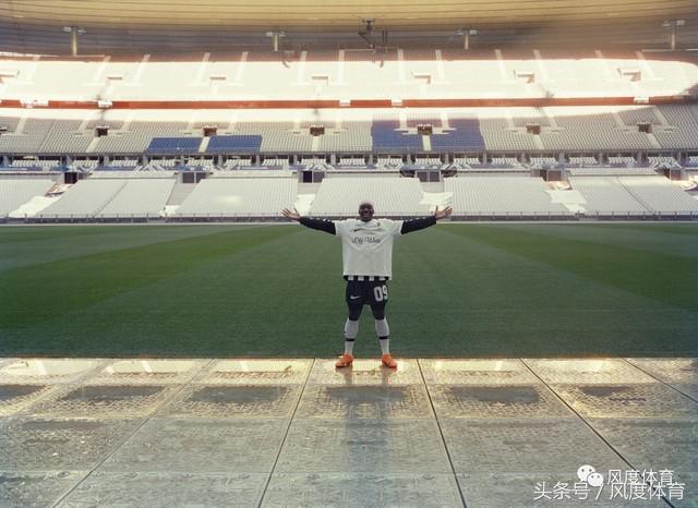 足球穿了护膝还要穿长筒袜吗,足球穿球鞋影响运球吗