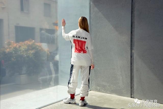 足球穿了护膝还要穿长筒袜吗,足球穿球鞋影响运球吗