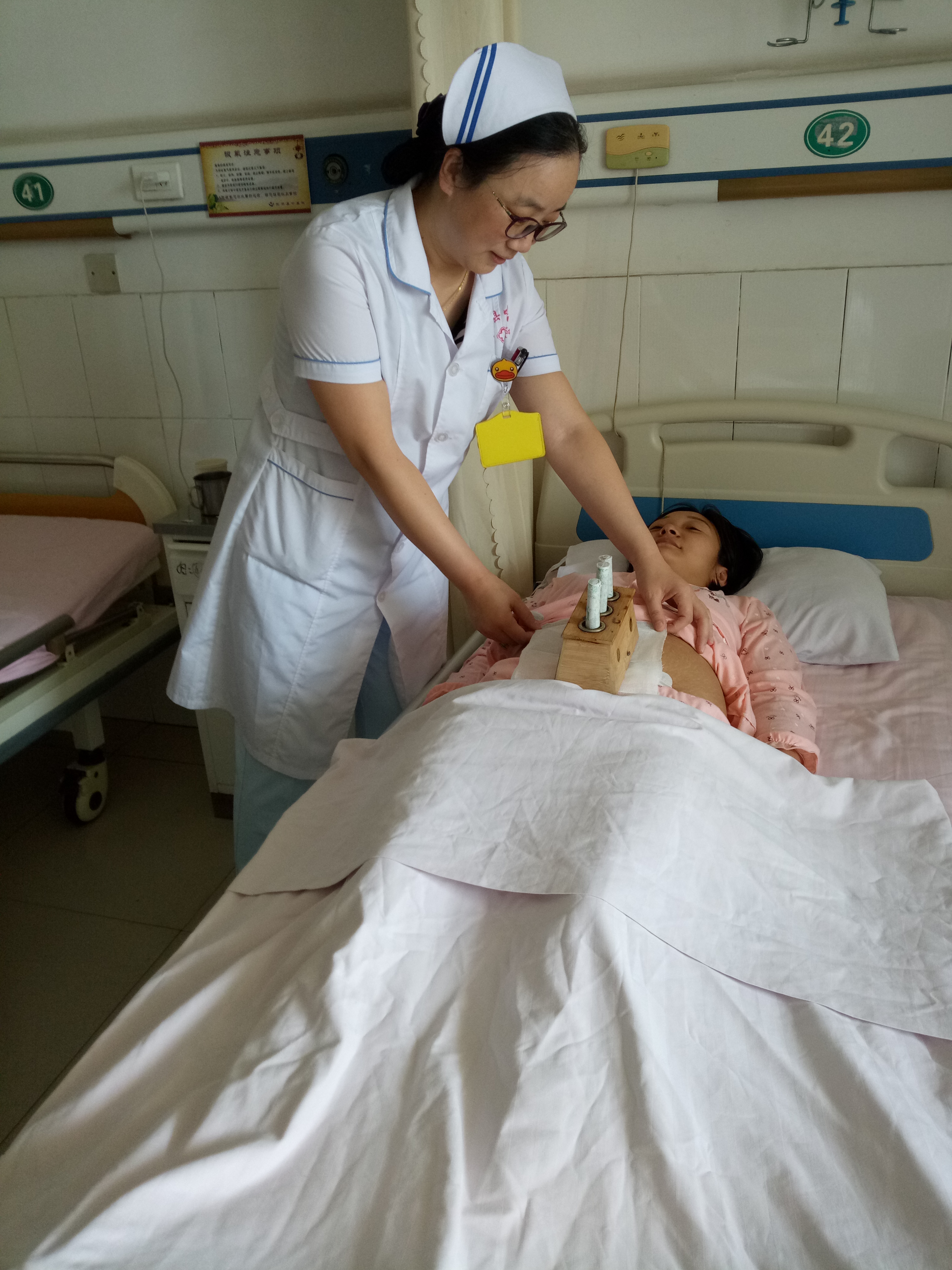 县中医院妇产二科开展中医适宜技术之一竹盒温灸