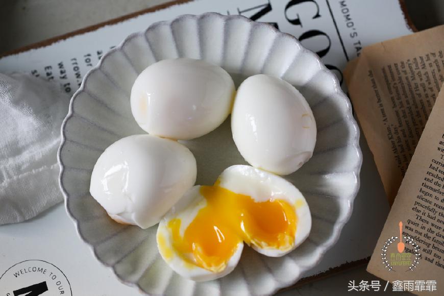 鸡蛋怎么煮蛋黄刚好可以流动,鸡蛋煮多久蛋黄会成型