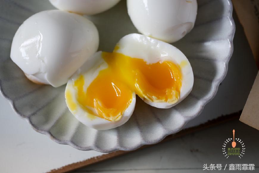 鸡蛋怎么煮蛋黄刚好可以流动,鸡蛋煮多久蛋黄会成型