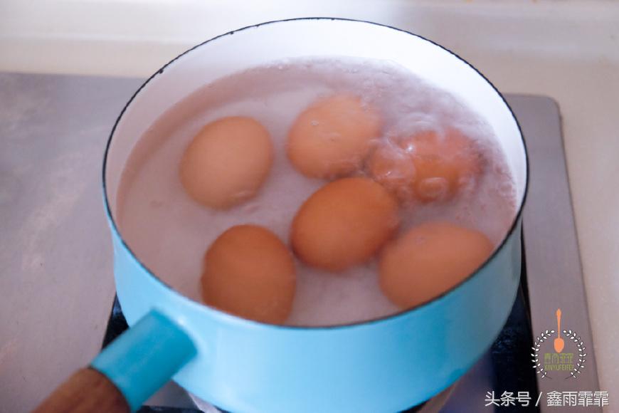 鸡蛋怎么煮蛋黄刚好可以流动,鸡蛋煮多久蛋黄会成型