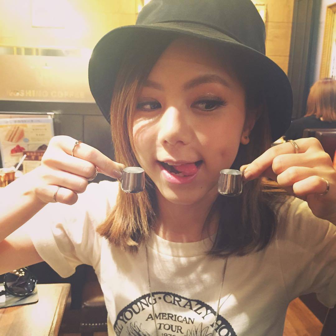 邓紫棋为什么以前总穿皮裤,邓紫棋以前穿皮裤与现在比较