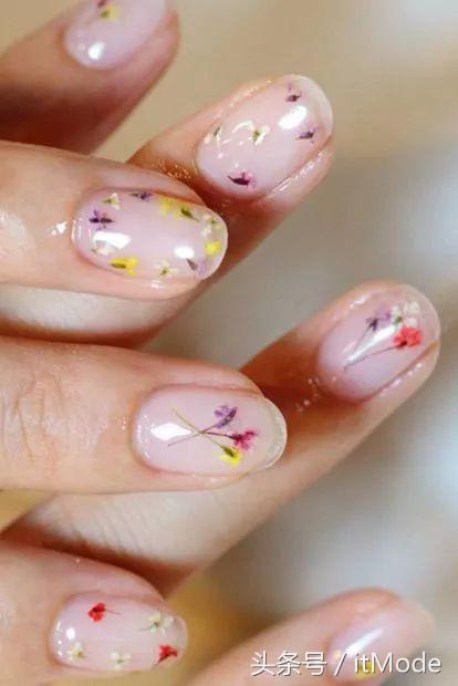 美甲夏天不要甲片推荐什么,短指甲手黑适合夏天的美甲