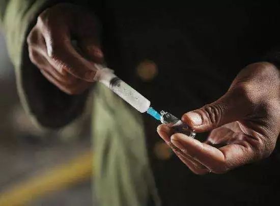 厦门男子吸毒过量死亡,毒友吸毒案