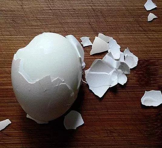 煮蛋时怎么防止蛋壳不裂,煮蛋防止开裂