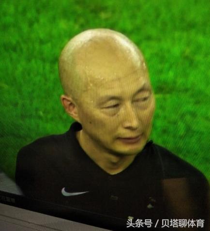 边裁不举旗主裁吹越位,边裁不举旗主裁吹犯规