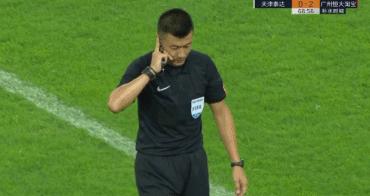 边裁不举旗主裁吹越位,边裁不举旗主裁吹犯规