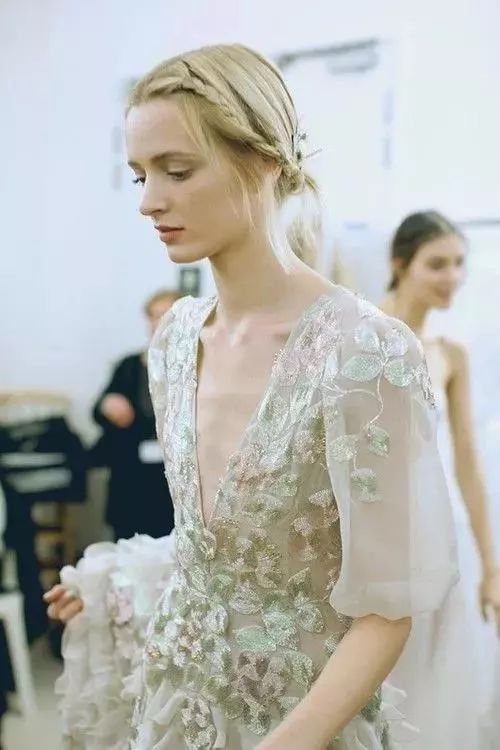 平胸如何穿出好身材,平胸怎么显身材