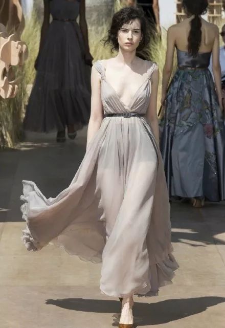 平胸如何穿出好身材,平胸怎么显身材