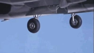 飞机起飞到一半为什么轮胎爆炸,飞机飞了万米高空为什么没有高反