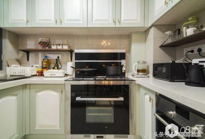 敲掉墙上柜子,敲了卧室墙体做柜子省空间隔音差