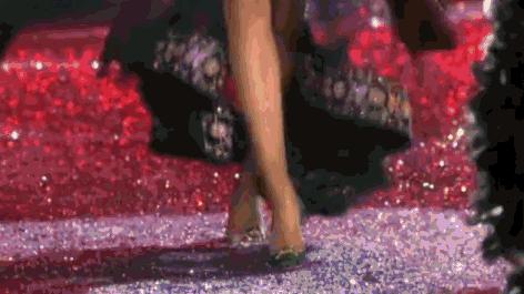 t台走秀尴尬摔倒,t台摔倒合集