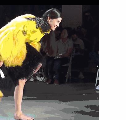 t台走秀尴尬摔倒,t台摔倒合集