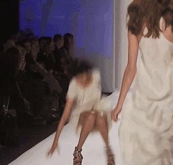 t台走秀尴尬摔倒,t台摔倒合集