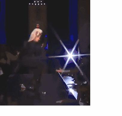 t台走秀尴尬摔倒,t台摔倒合集