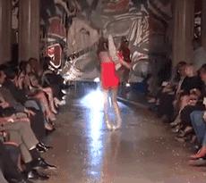 t台走秀尴尬摔倒,t台摔倒合集