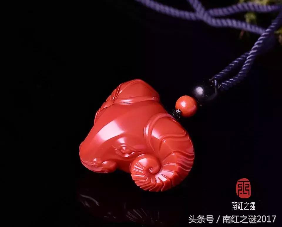 哪些属相可以佩戴南红在右手,南红和鸡翅木珠子戴哪更招财辟邪