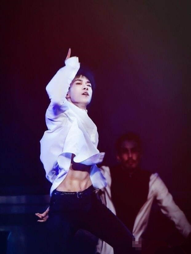 男明星的腰多细蔡徐坤,蔡徐坤腰细