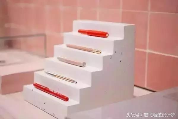 粉蓝色华伦天奴,粉色red华伦天奴