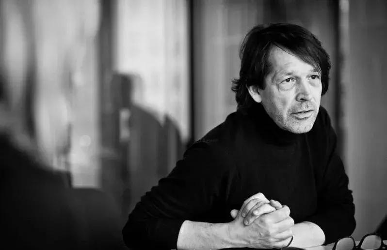 Burberry巴宝莉春夏新款,burberry最新logo