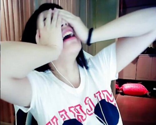 奶飞一屁股能压死人？刘飞儿深夜与粉丝硬杠