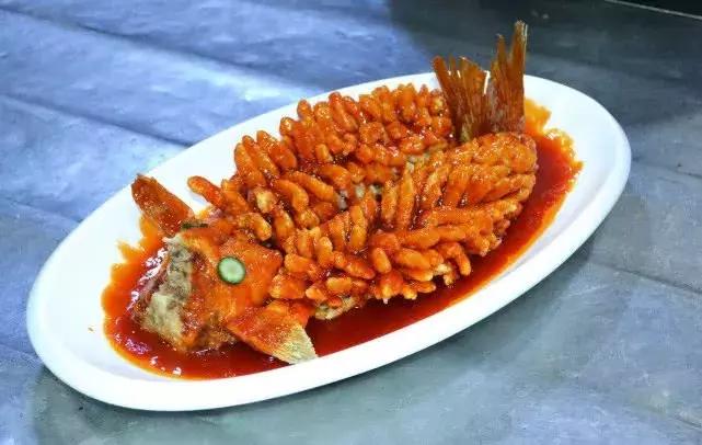 农村女大厨教大家做松鼠鱼,国宴大厨做鲈鱼松鼠鱼