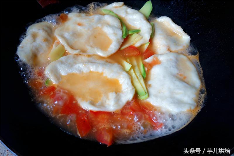 新疆鸡蛋西红柿面片汤,番茄面皮疙瘩汤