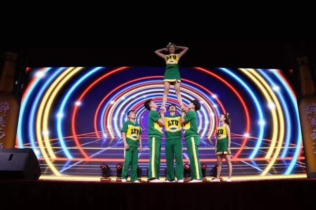 8月4日，国内顶级啦啦操队伍、《星光大道》亚军郝歌等齐聚金沙滩啤酒城！