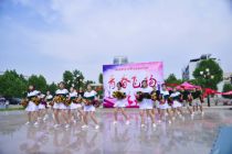 8月4日，国内顶级啦啦操队伍、《星光大道》亚军郝歌等齐聚金沙滩啤酒城！