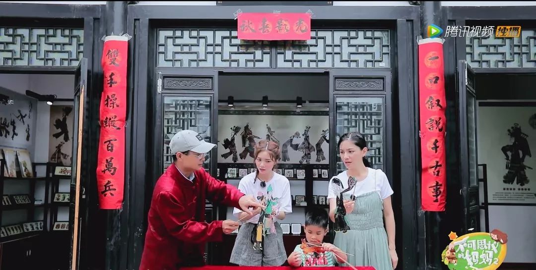 不可思议的妈妈萌娃名单,明星同款外出旅游宝宝背的双肩包