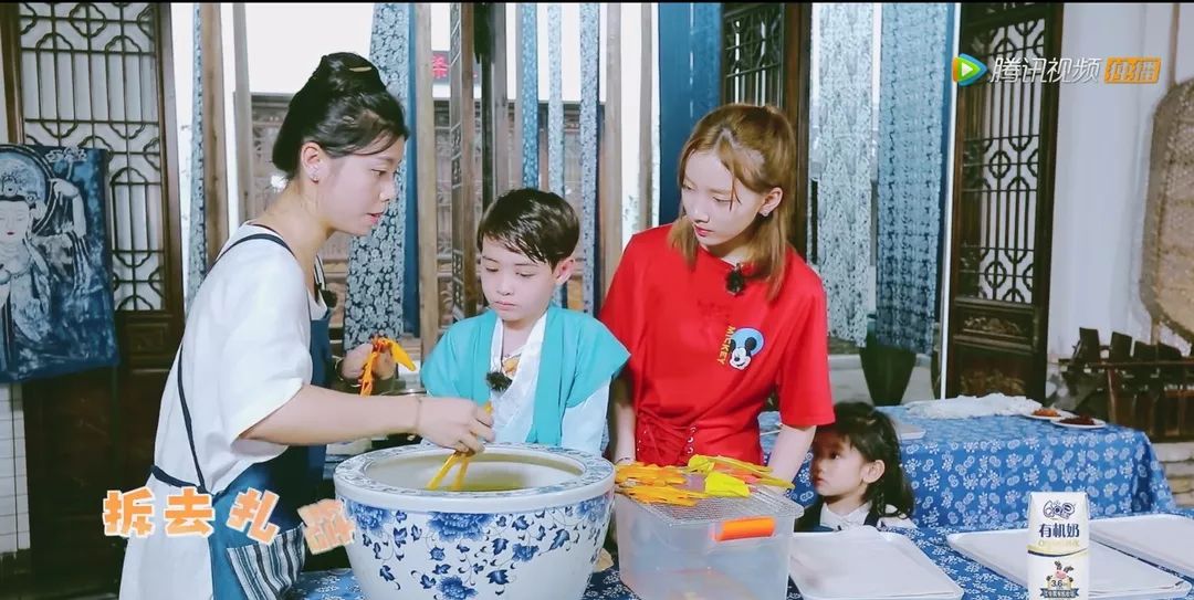 不可思议的妈妈萌娃名单,明星同款外出旅游宝宝背的双肩包