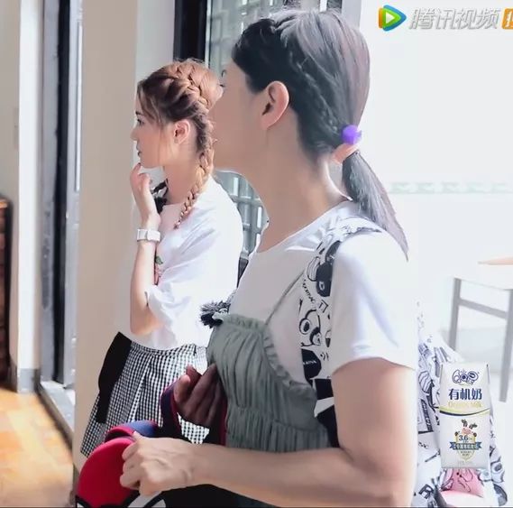 不可思议的妈妈萌娃名单,明星同款外出旅游宝宝背的双肩包