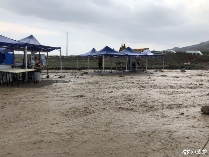 成龙在外景地拍戏,遭遇突发情况,何以让久经沙场的成龙心有余悸