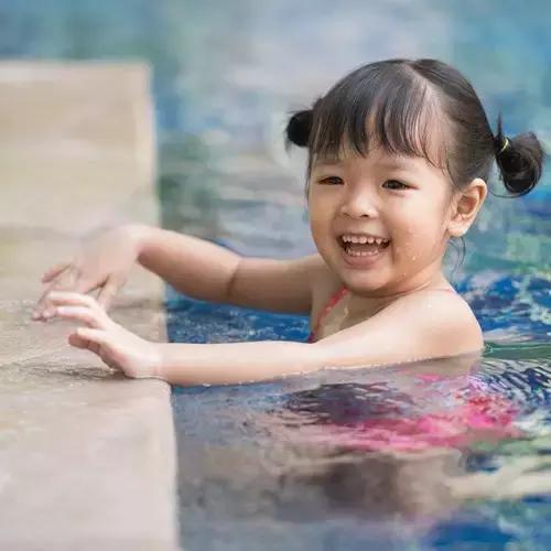 小女孩游泳会不会得传染病,六岁女童游泳引发皮肤病