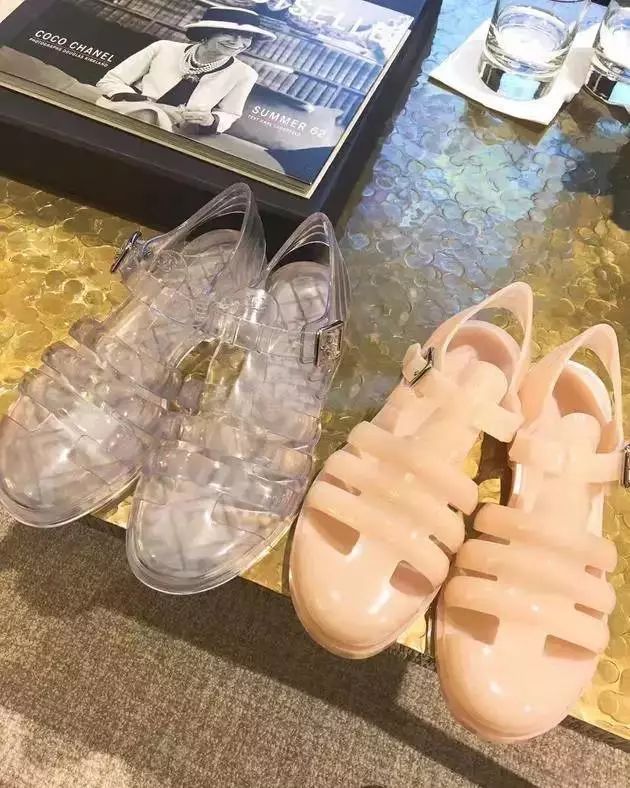 2万的编织袋?4千的塑料鞋?难道真是贫穷限制了我的审美?