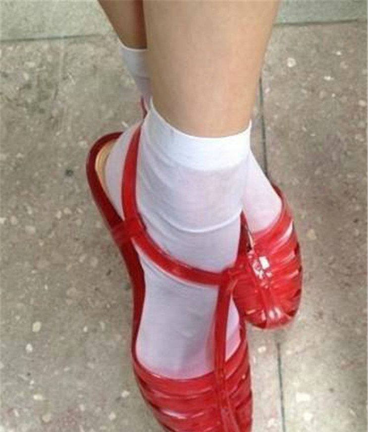 2万的编织袋?4千的塑料鞋?难道真是贫穷限制了我的审美?