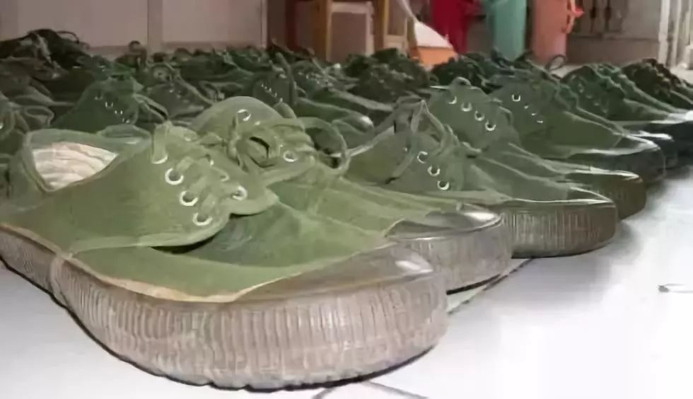 2万的编织袋?4千的塑料鞋?难道真是贫穷限制了我的审美?