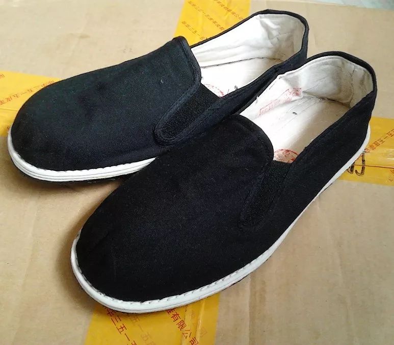 2万的编织袋?4千的塑料鞋?难道真是贫穷限制了我的审美?