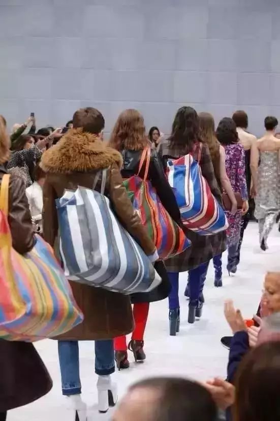 2万的编织袋?4千的塑料鞋?难道真是贫穷限制了我的审美?