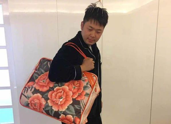 2万的编织袋?4千的塑料鞋?难道真是贫穷限制了我的审美?