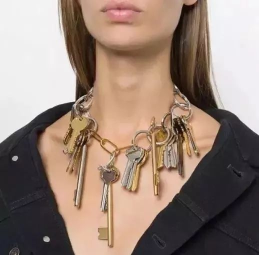 2万的编织袋?4千的塑料鞋?难道真是贫穷限制了我的审美?