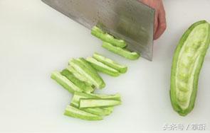 凉拌苦瓜黄瓜葱香菜最好吃的做法,凉拌苦瓜正确最好吃的做法