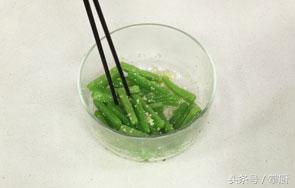 凉拌苦瓜黄瓜葱香菜最好吃的做法,凉拌苦瓜正确最好吃的做法